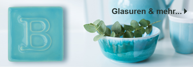 Keramik mit trkisfarbener Glasur: Fliese mit Buchstabe B, Schale mit Eukalyptus und Becher im passenden Farbverlauf. Text im Bild: Glasuren & mehr.