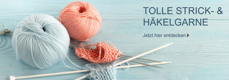 Zwei Wollknuel in Hellblau und Koralle mit angestrickten Maschen und Stricknadeln auf hellblauem Holzhintergrund. Text im Bild: Tolle Strick- & Hkelgarne - Jetzt hier entdecken.