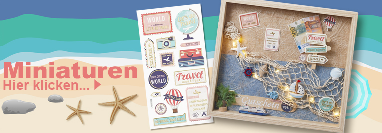 Dekoratives Reiserahmenbild mit Miniaturen wie Koffer, Schildern, Muscheln und Lichterkette, daneben Aufkleber mit Reisethemen. Text im Bild: Miniaturen - Hier klicken.