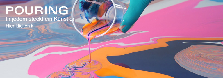 Pouring-Technik: Eine behandschuhte Hand giet farbenfrohe Acrylfarbe in Pink, Orange, Blau und Schwarz aus einem Plastikbecher auf eine Leinwand. Die Farben flieen ineinander und erzeugen marmorierte Strukturen. Links im Bild steht in Wei: 'POURING - In jedem steckt ein Knstler. Hier klicken.'