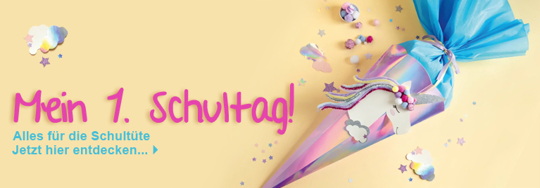 Grafisch gestaltetes Einschulungs-Banner mit pastellfarbener Schultte mit Einhorn-Motiv, blauem Krepppapier-Verschluss und Glitzer-Deko auf beigem Hintergrund. Text im Bild: Mein 1. Schultag! - Alles fr die Schultte. Jetzt hier entdecken...