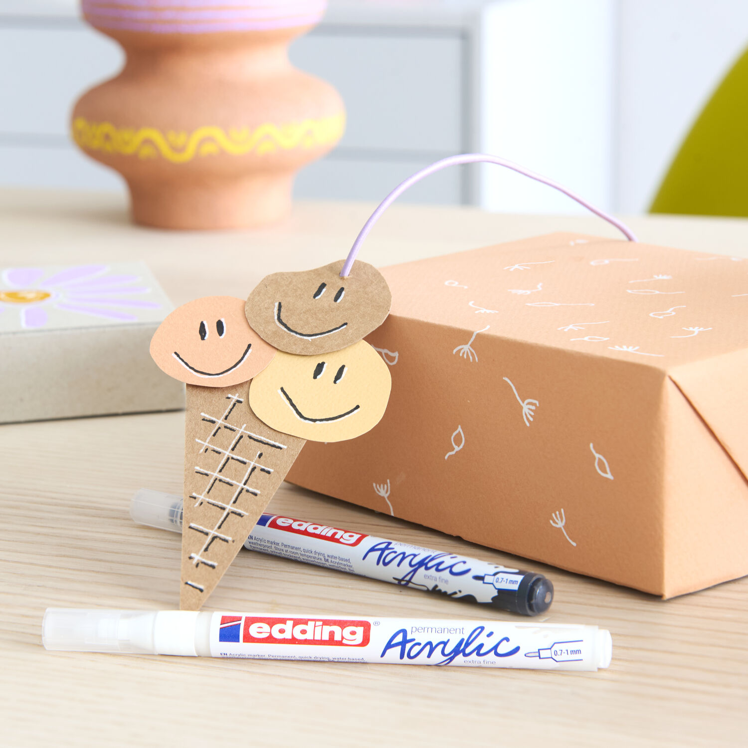 Edding 5500 Acrylmarker extra fein, 0,7-1mm Rundspitze, schwarz Bild 2