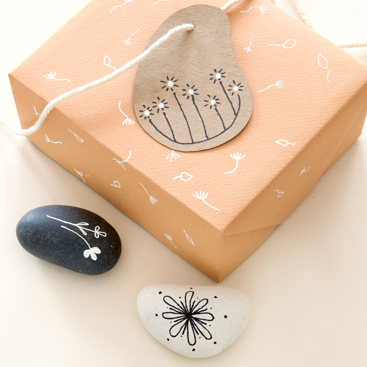 Edding 5500 Acrylmarker extra fein, 0,7-1mm Rundspitze, schwarz Bild 4