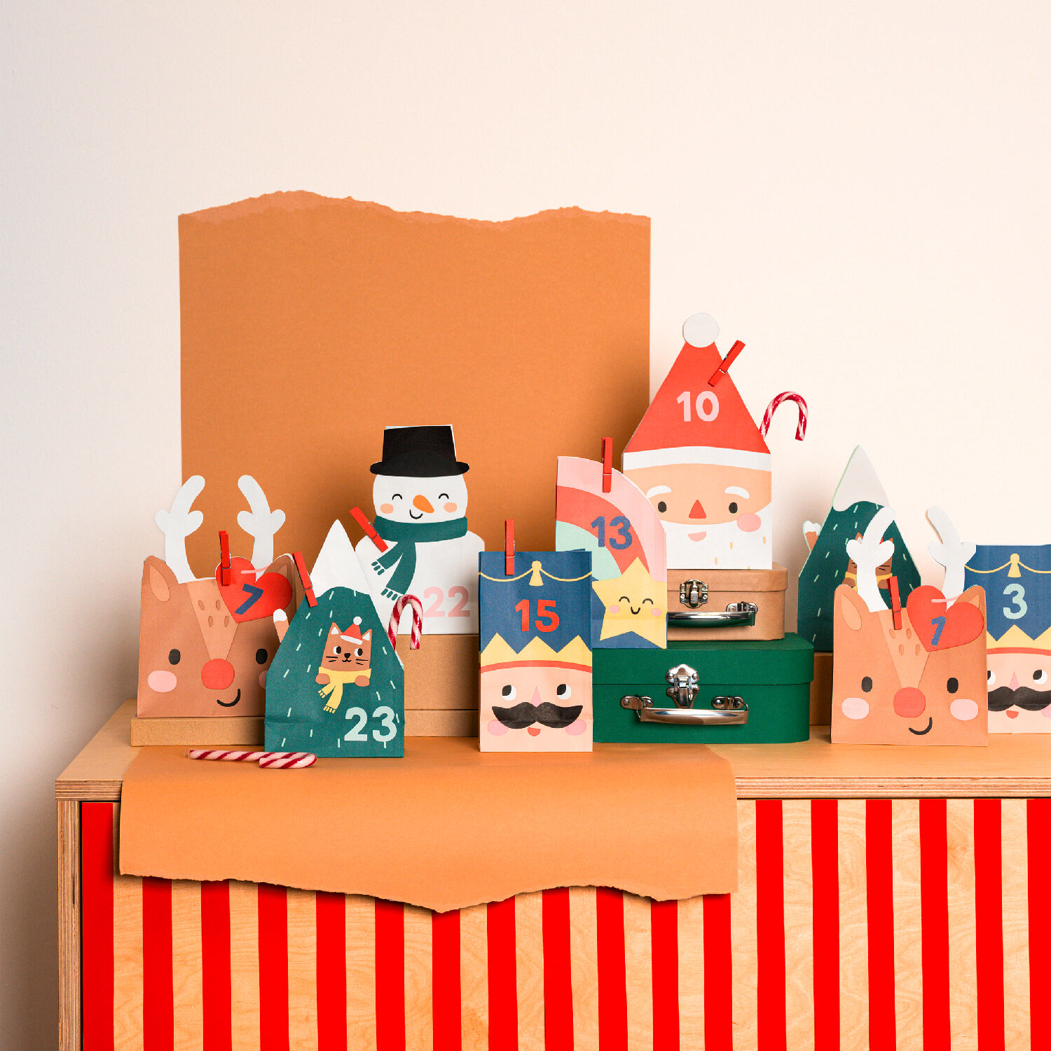 Adventskalender Santa & Friends, 72 Teile inkl. 24 Beutel, Holzklammern & Sticker Bild 4