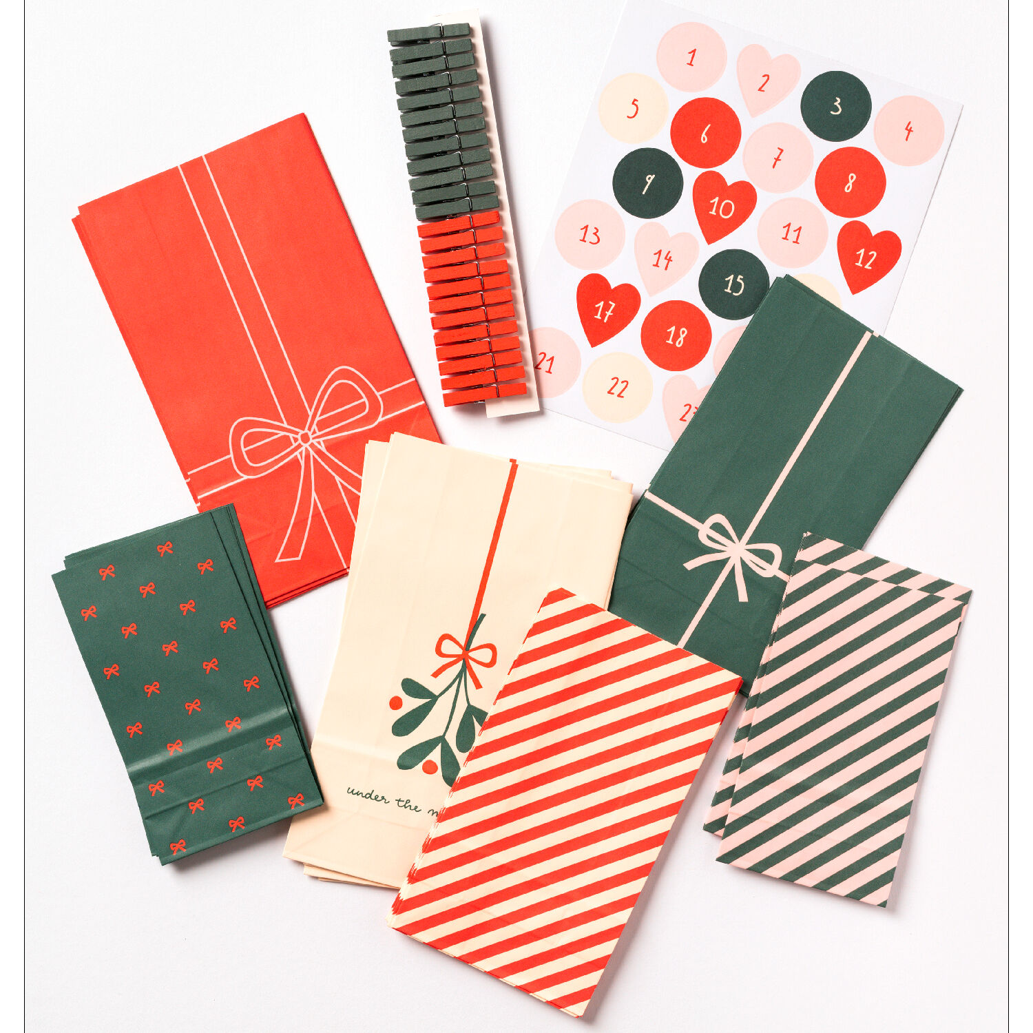 Adventskalender Bowtiful Christmas, 72 Teile inkl. 24 Beutel, Holzklammern & Sticker Bild 3