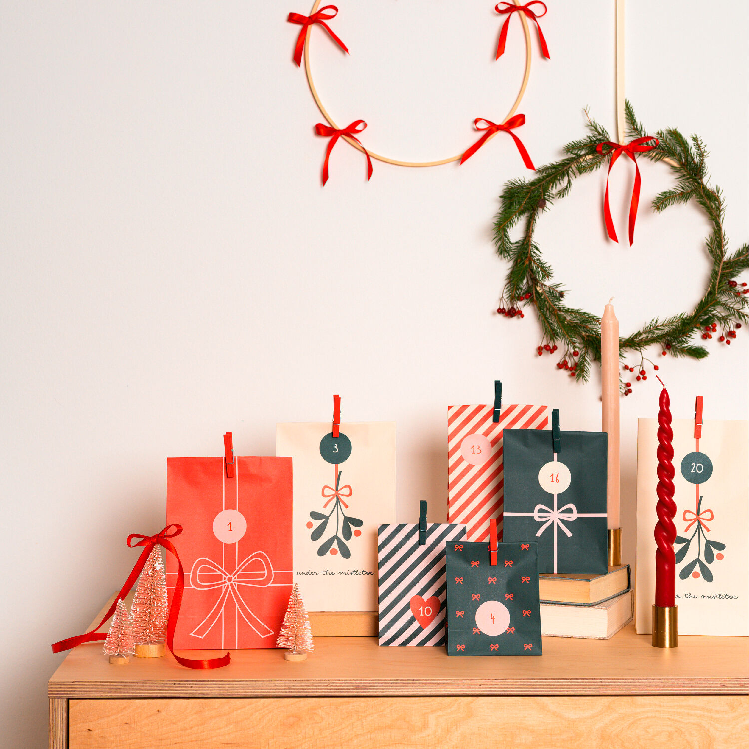 Adventskalender Bowtiful Christmas, 72 Teile inkl. 24 Beutel, Holzklammern & Sticker Bild 4
